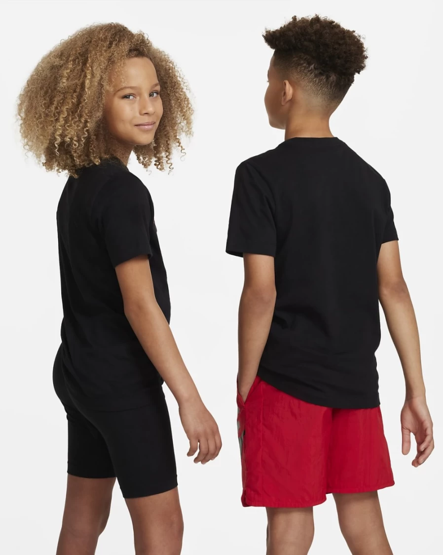 Nike Sportswear Big Kids' Black T-Shirt for Boys and Girls
