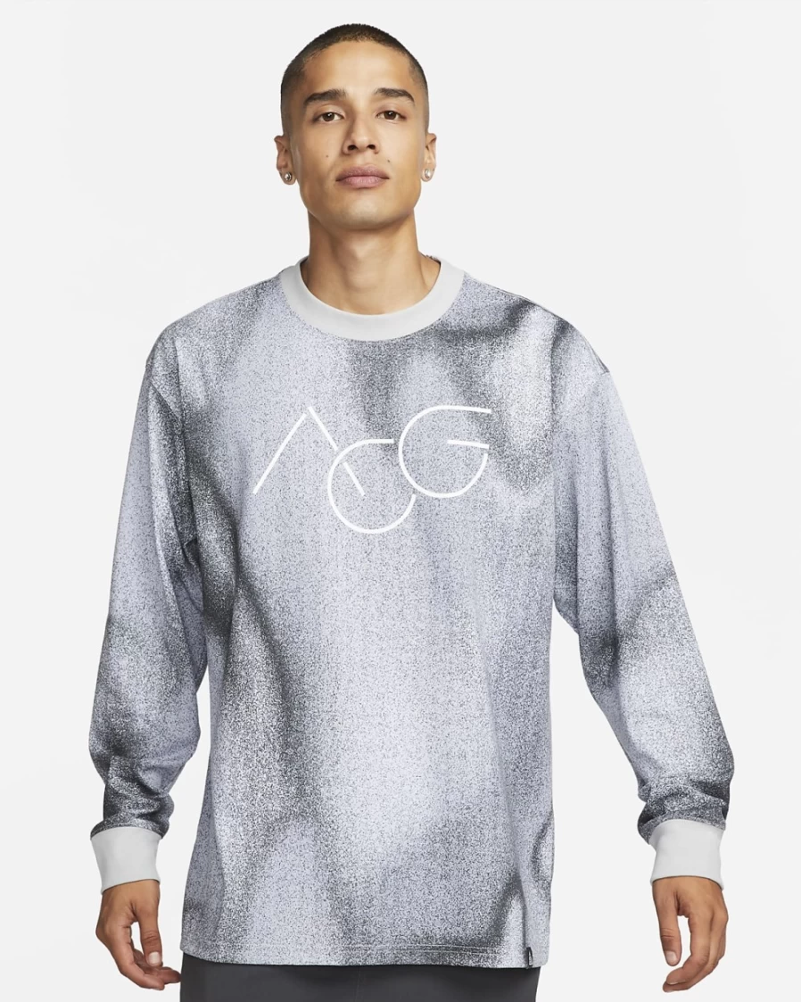 Nike ACG Men's Long-Sleeve T-Shirt in Photon Dust/Pure Platinum/Light Smoke Grey - Allover Print Design