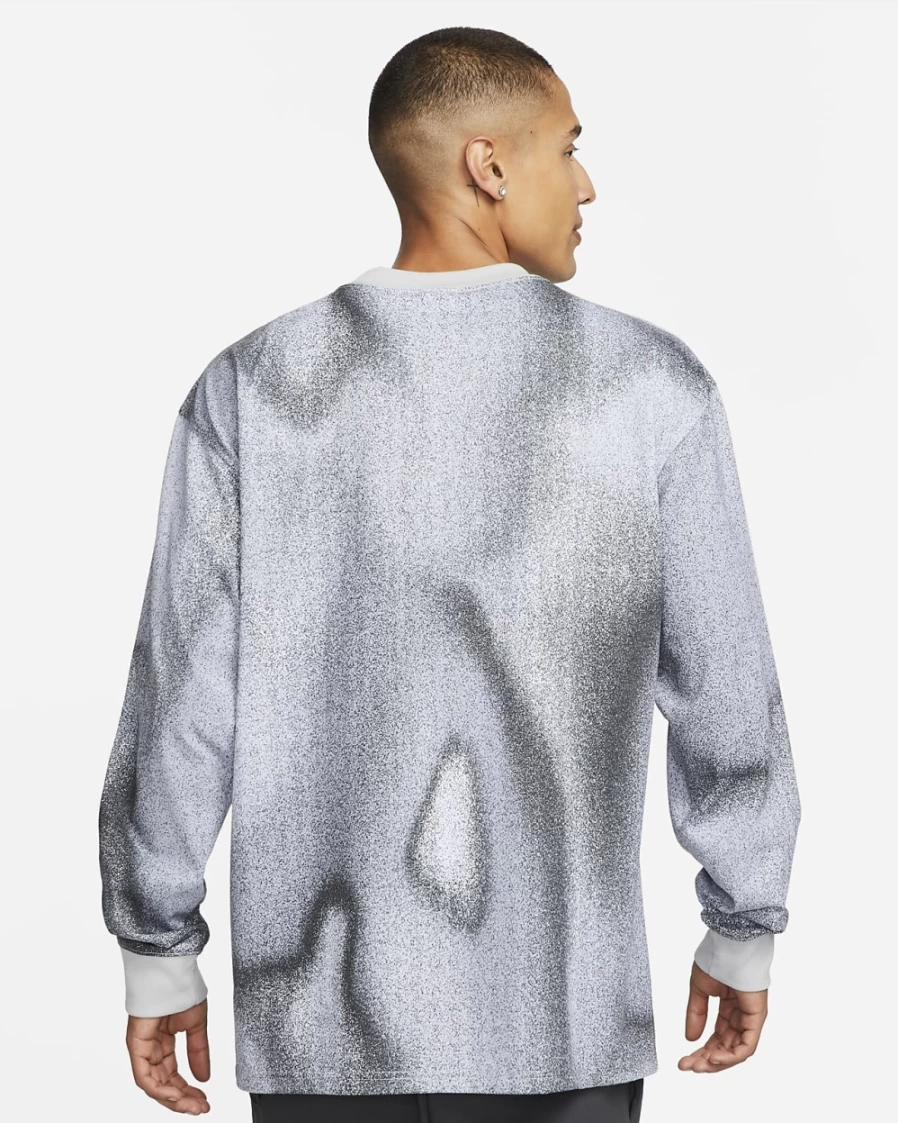Nike ACG Men's Long-Sleeve T-Shirt in Photon Dust/Pure Platinum/Light Smoke Grey - Allover Print Design