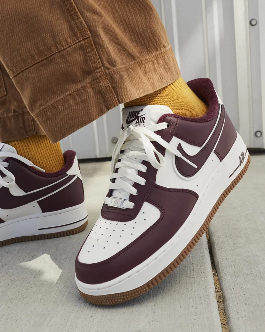 Nike Air Force 1 '07 LV8 Men's Shoes in Sail/Gum Medium Brown/Night Maroon - Official Nike Men's Sneakers